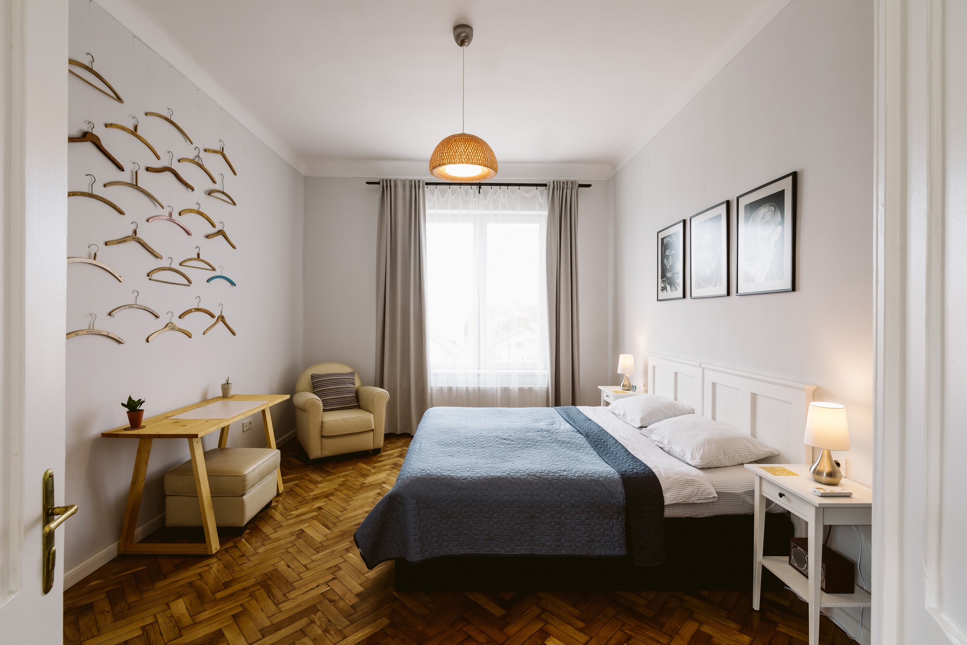 Dormitorul cu sobă albastră - Hangers - apartament în Turda cu două dormitoare