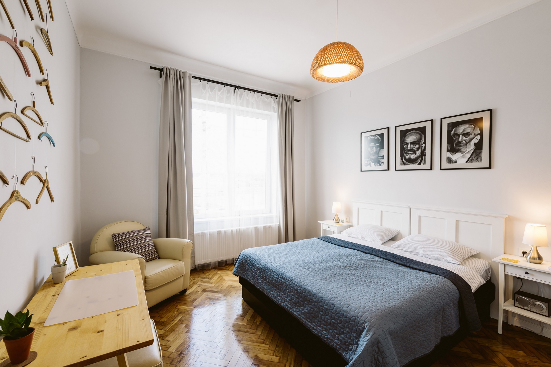 Dormitorul cu sobă albastră de la Hangers