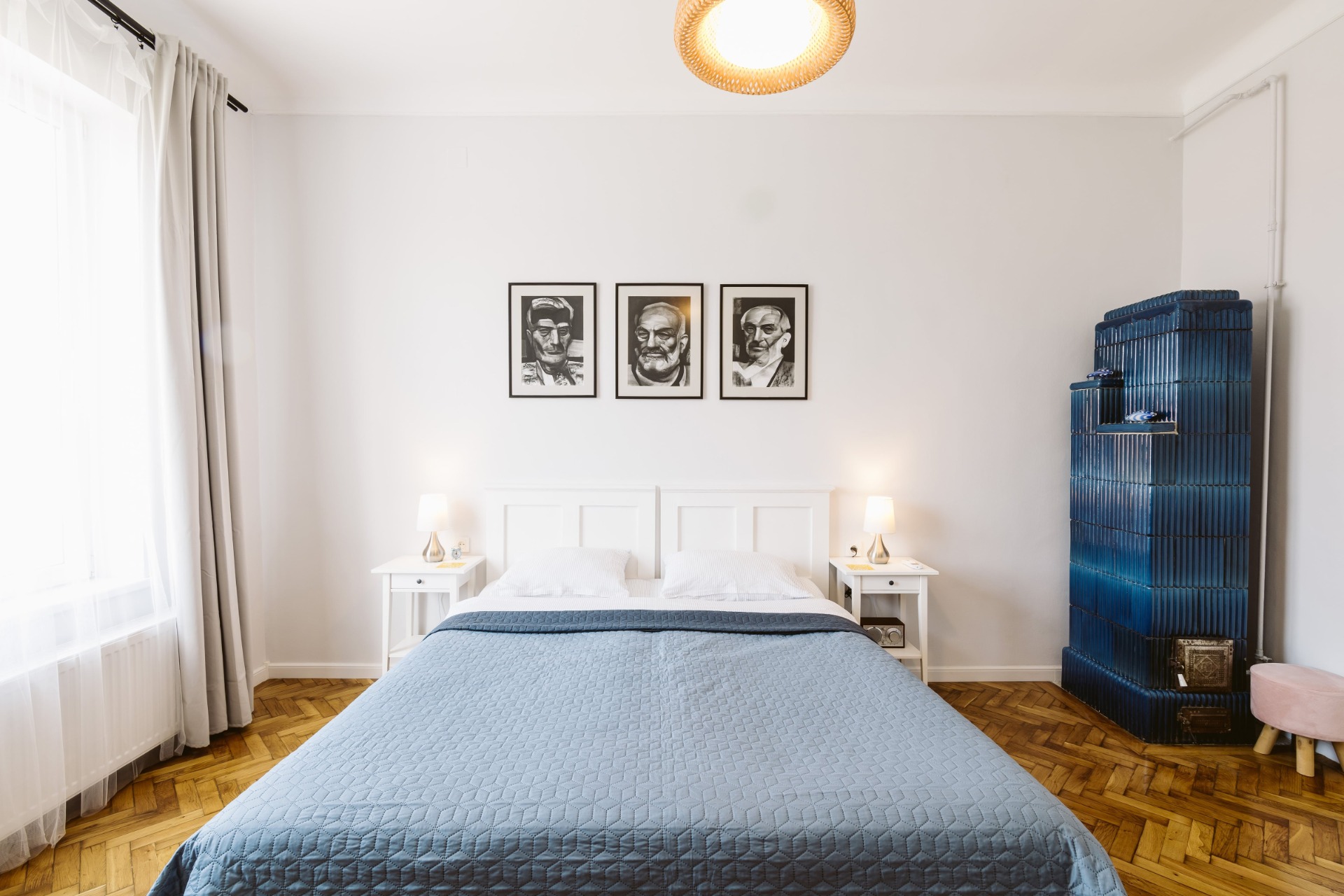 Dormitorul cu sobă albastră - Hangers - apartament în Turda cu două dormitoare